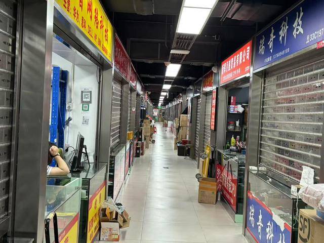 关税风波下的芯片市场：华强北商家“捂”货待涨 国产半导体厂商已接到“替代”订单 | 传真